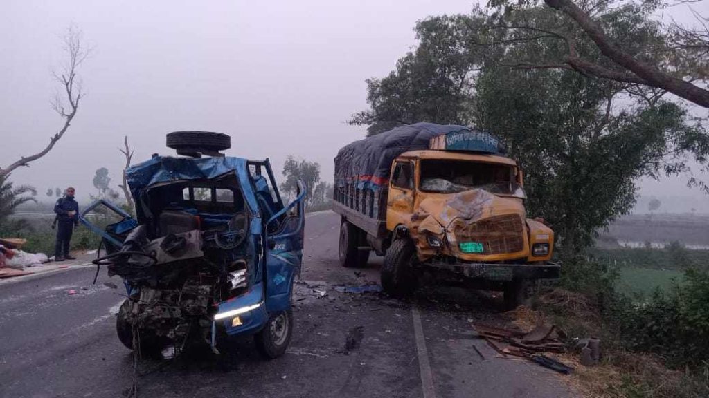 সিরাজগঞ্জে মাল বোঝাই ট্রাক ও পিক আপ ভ্যানের সংঘর্ষে ১ জন নিহত