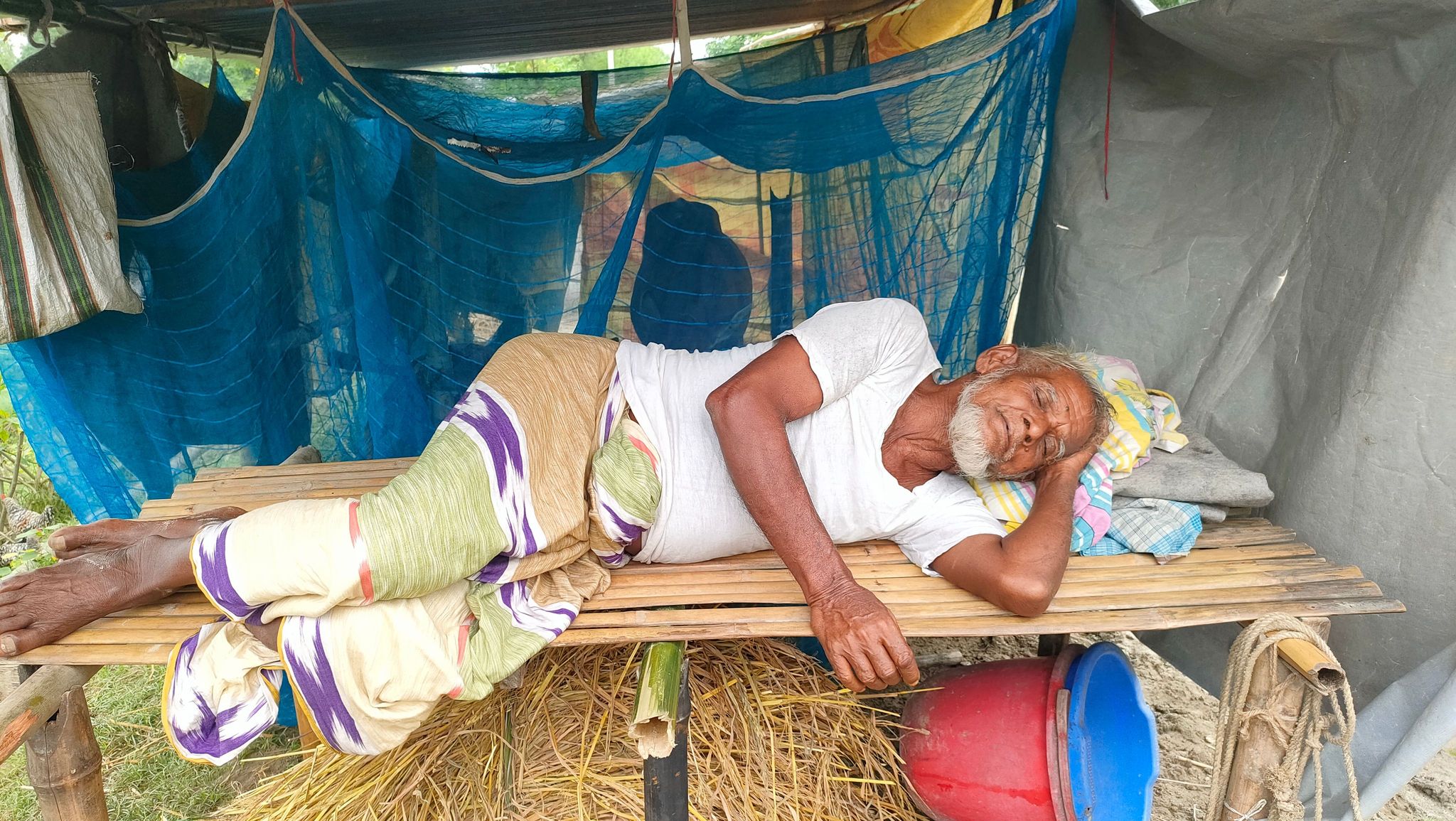 বানের পানি ঘরোত উঠছে বাবা থাকার জায়গা নাই। আজ ৭দিন থাকি বান্দোত (বাঁধ) চালা তুলি গরু ছাগোল (ছাগল) নিয়া আছি