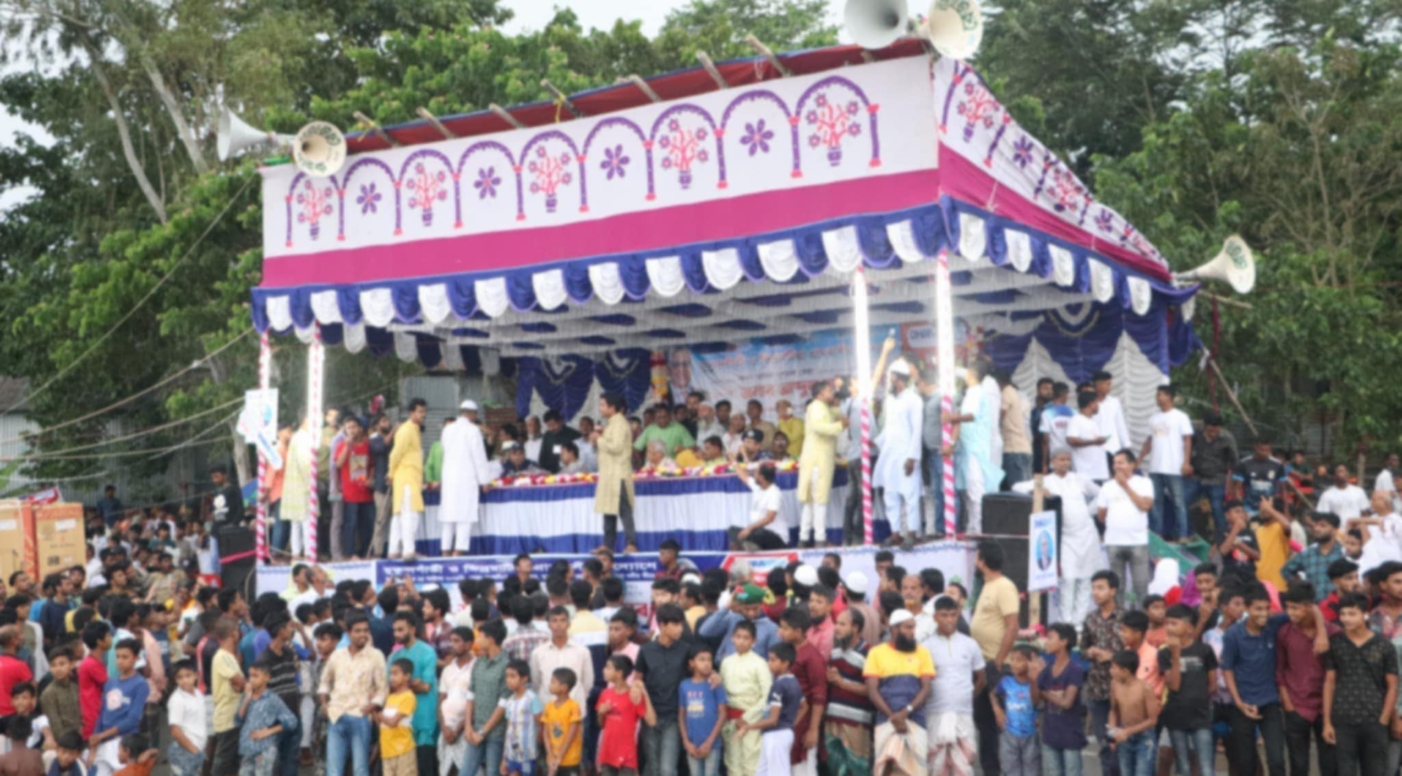 বেলকুচিতে ঢাকা ব্যাংক সার্বজনীন নৌকা বাইচে জনতার ঢল