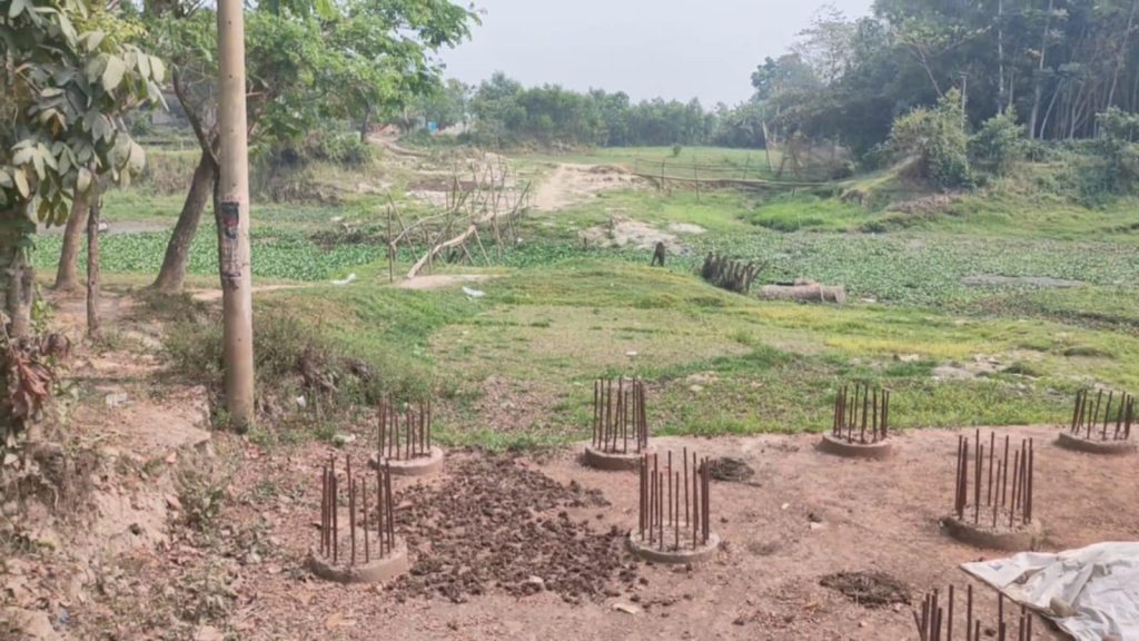 নবীনগরে সেতুর কাজ ফেলে ঠিকাদার লাপাত্তা